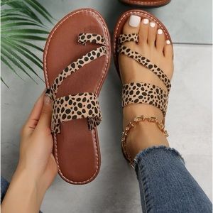 New never worn women’s cheetah animal pattern size 9 casual sandal